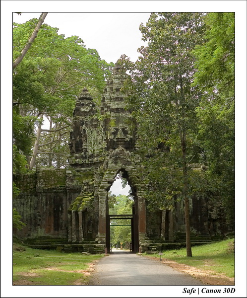 2006 - 07 - Temple angkor - Victory gate 10